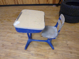 lot 92 image: Vintage Childs School Desk
