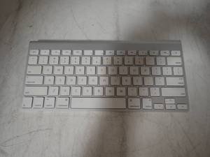 lot 73 image: apple blue-tooth keyboard