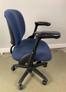 lot 88 image: Blue Upholstry Office Chair w Adjustable Arms