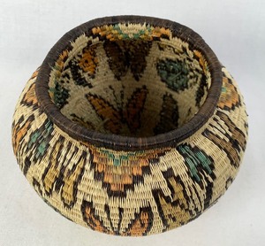 lot 117 image: Vintage Hand-Woven Embera-Wounaan Basket from Panama, Butterfly Theme