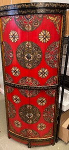 lot 9 image: Asian Inspired Corner Piece
