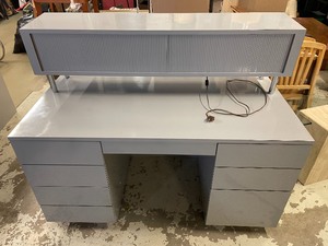 lot 6 image: Contemporary 8 Drawer Desk