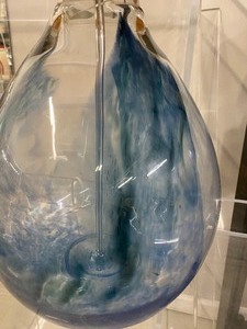 lot 33 image: Beautiful Art Glass Style Lamp