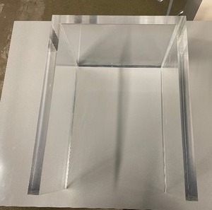 lot 17 image: Small Lucite Single Shelf