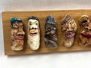 lot 40 image: Unique and Fun Molded Face Sculpture by Modernist Dick Seeger