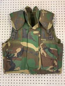 lot 52 image: Military Fragmentation Vest Flak Jacket Size Medium (over 9 lbs)