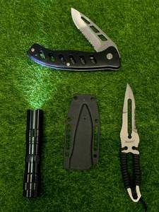 lot 53 image: 2 Knives & Brushed Aluminum Mini Flashlight