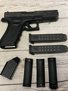 lot 88 image: Glock 17 Gen 4 9mm Handgun, 2 Mags, Autoloader, Grips