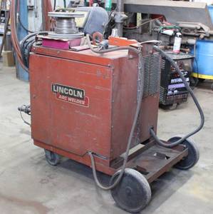 lot 9 image: Lincoln Arc Welder