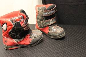 Boys size 9, Spiderman snowboots...
