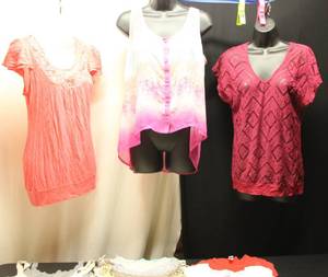 Ladies M, 7 tops, 2 tanks, 7 camis(...