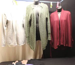 Ladies LXL, 5 tops, 4 sweaters...