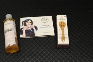 Brand new High end make up, check o...