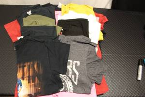 11 T-shirts 1 sweatshirt size S...