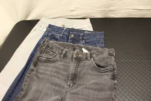 size waist 25, 3 pair, another pair...