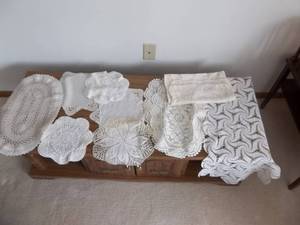 lot 17 image: 15-Assorted Doilies