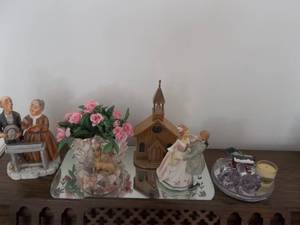 lot 19 image: Mirror, Music Boxes & Figurines