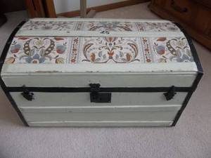 lot 25 image: Trunk On Wheels Cedar Lined 17x15x25