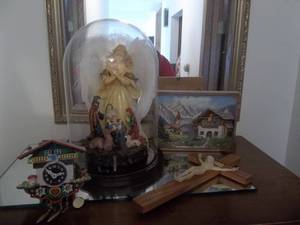 lot 34 image: Mirrors & Figurines