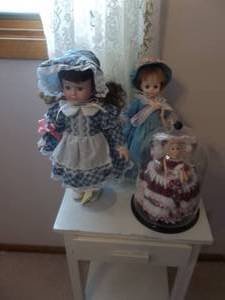 lot 43 image: 3-Collector Dolls