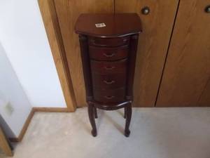 lot 57 image: Jewelry Cabinet