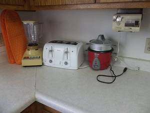 lot 73 image: Can Opener, Rice Cooker, Toaster & Blender