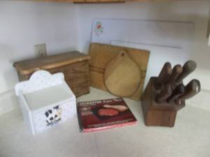 lot 74 image: Recipe Boxes, Cutting Board, Yorktown Knife Block