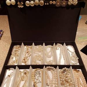 lot 102 image: Lot Of Vintage Pearl Jewelry (Not Organizer)