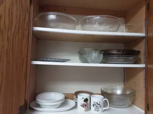 lot 79 image: Contents Of Kitchen Cupboard Glass Bowls, Pyrex & More