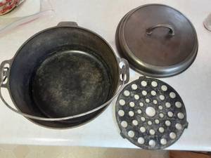 lot 89 image: Griswold Cast Iron #9 Self Basting Dutch Oven (3 Pieces)