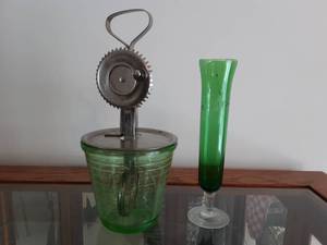 lot 135 image: Vintage Green Beater Bowl & Vase