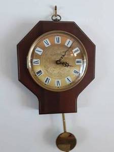 lot 136 image: Wall Clock & Kitchen Prayer Sign