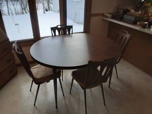 lot 137 image: Formica Chromcraft Dining Set With 4 Chairs. 42 Round With Leaf. Very Retro