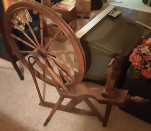 lot 154 image: Vintage Spinning Wheel