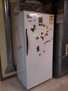 lot 175 image: GE RefrigeratorFreezer 13.9 Cu. Ft.  Works