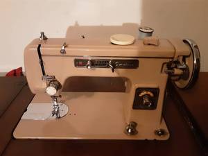 lot 186 image: Signature Deluxe Sewing Machine, Cabinet  Notions