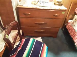 lot 188 image: 3-Piece Bedroom Set