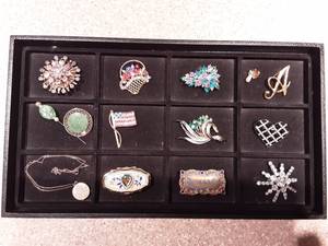 lot 111 image: Lot Of Vintage Rhinestone Brooches