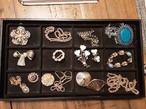 lot 113 image: Brooches, Scarf Slides & Chains