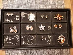 lot 117 image: Vintage Assorted Gold Tone Jewelry