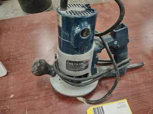 lot 18 image: Bosch 3605702604 Router...