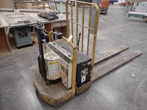 lot 52 image: Yale MPE Electric Pallet Jack, 96 ...