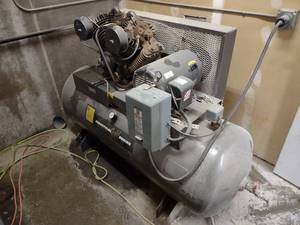lot 11 image: Industrial Gold Series 15 hp Air Co...