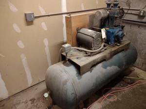 lot 12 image: Quincy 5 hp Air Compressor, 208-230...