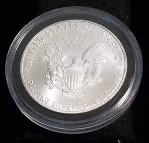lot 32 image: 2009 AMERICAN SILVER EAGLE 1 TROY OZ. .999 FINE SILVER IN AIRTITE