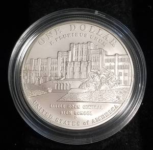 lot 01-A image: 2007 LITTLE ROCK US SILVER DOLLAR COMMEMORATIVE IN ORIGINAL PACKAGING