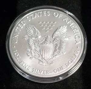 lot 04-A image: 2021 AMERICAN SILVER EAGLE 1 TROY OZ. .999 FINE SILVER IN AIRTITE