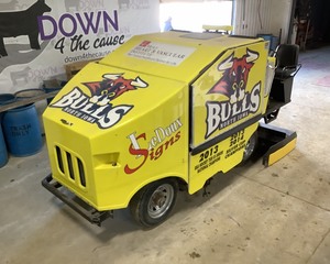 lot 5 image: Holmsten Self-Propelled Zamboni Ice Resurfacer