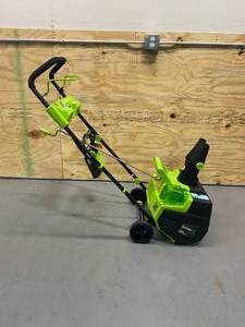 lot 13 image: EARTHWISE 18 in. 40-Volt 4 Ah Cordless Electric Snow Thrower with Battery and Charger