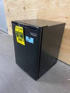 lot 115 image: MAGIC CHEF 2.6 cu. ft. Mini Fridge in Black, ENERGY STAR